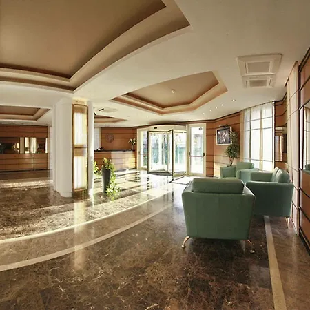 Monte Carlo Palace Albergue Bucareste